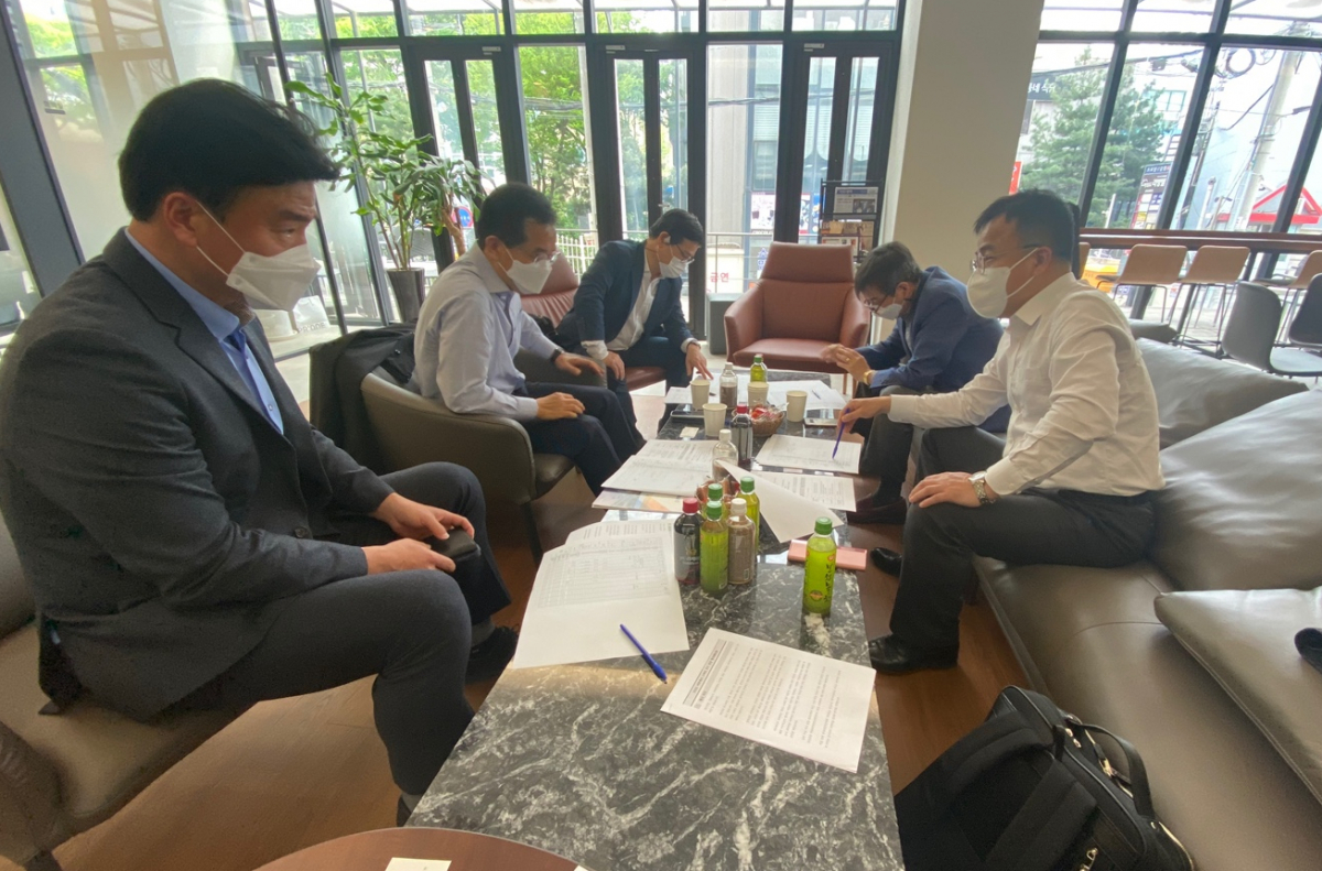 ▲지난달 22일 자동차공학회에서 추천받아 위촉한 심사위원단이 서울 동작구 대방로에 자리한 이투데이 본사에서 1차 사전심사 회의를 열렸다. 심사기준과 평가항목 등을 선정하고 항목별 배점과 심사에 필요한 정밀 제원 등을 선정했다. (김준형 기자 junior@)