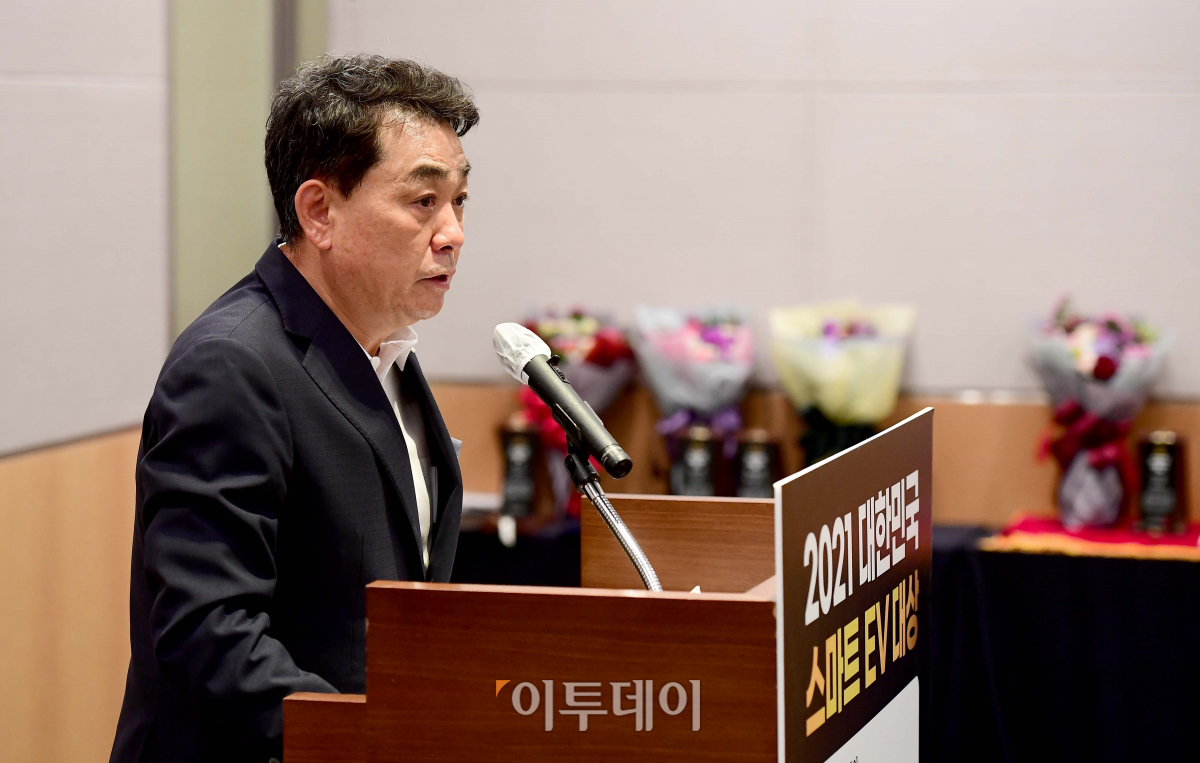 ▲13일 서울 여의도 전경련회관에서 열린 ‘2021 대한민국 스마트 EV 대상’에서 김상철 이투데이 대표이사가 인사말을 하고 있다. 이투데이가 주최하고 산업부, 환경부, 국토부, 자동차공학회, 금호타이어가 후원한 ‘2021 대한민국 스마트 EV 대상’은 이 시대 새로운 패러다임으로 떠오른 전기차를 진단하고, 자동차 산업이 나아갈 방향성을 제언하기 위해 기획됐다. 신태현 기자 holjjak@