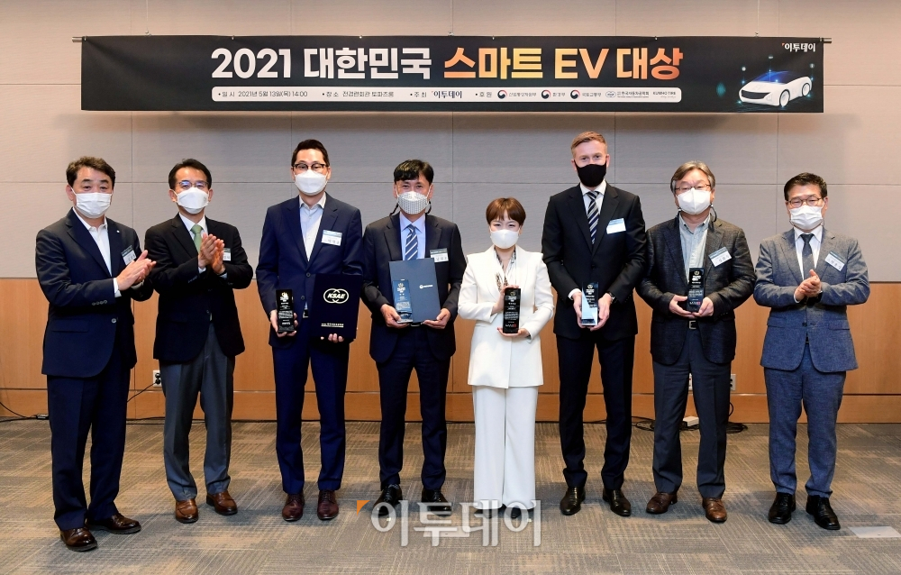 ▲13일 서울 여의도 전경련회관에서 열린 ‘2021 대한민국 스마트 EV 대상’에서 김상철(왼쪽부터) 이투데이 대표이사, 심사위원인 민경덕 서울대 교수, e-트론으로 R&D 대상을 수상한 아우디 코리아의 박영준 상무, 아이오닉 5로 대상을 수상한 현대차의 남원오 전무, 볼트 EV로 에코 대상을 수상한 한국지엠의 윤명옥 전무, EQC로 퍼포먼스 대상을 수상한 메르세데스-벤츠 코리아의 요하네스 숀 상무, 베스트파츠상을 수상한 LG에너지솔루션의 성환두 전무, 심사위원장인 박용성 한국교통안전공단 상임이사가 기념촬영을 하고 있다.  (신태현 기자 holjjak@)