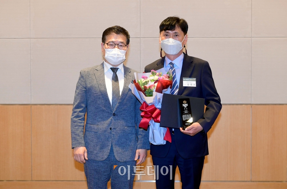 ▲13일 서울 여의도 전경련회관에서 열린 ‘2021 대한민국 스마트 EV 대상’에서 아이오닉 5로 대상을 수상한 현대차의 남원오 전무와 시상자인 박용성 한국교통안전공단 상임이사가 기념촬영을 하고 있다.  (신태현 기자 holjjak@)