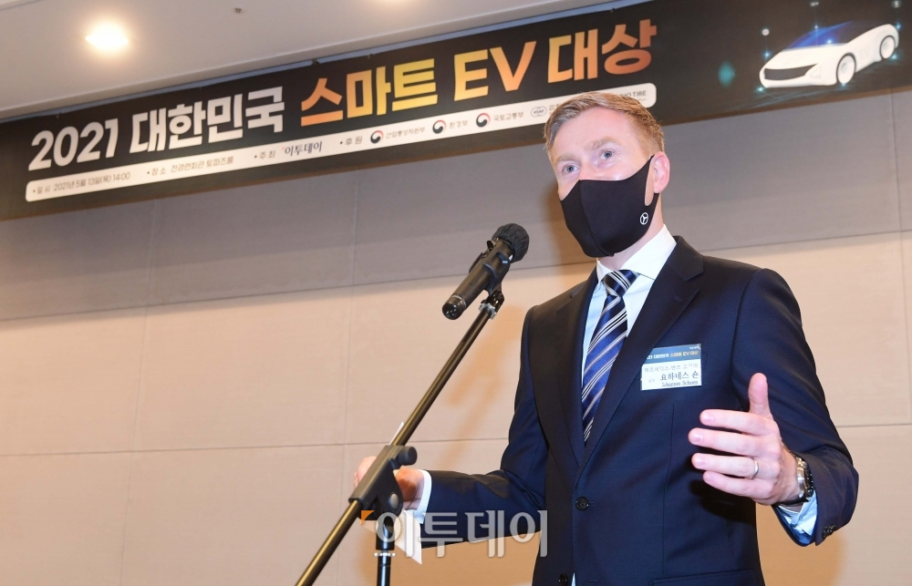 ▲13일 서울 여의도 전경련회관에서 열린 ‘2021 대한민국 스마트 EV 대상’에서 EQC로 퍼포먼스 대상을 수상한 메르세데스-벤츠 코리아의 요하네스 숀 상무가 수상소감을 밝히고 있다.  (신태현 기자 holjjak@)