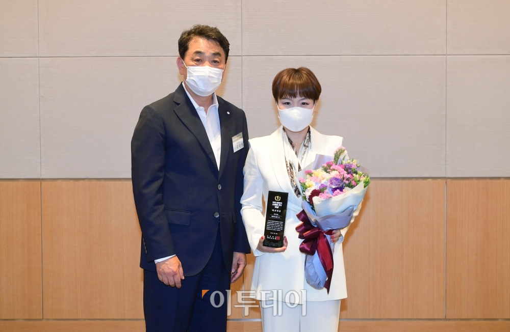 ▲13일 서울 여의도 전경련회관에서 열린 ‘2021 대한민국 스마트 EV 대상’에서 볼트 EV로 에코 대상을 수상한 한국지엠의 윤명옥 전무와 시상자인 김상철 이투데이 대표이사가 기념촬영을 하고 있다.  (신태현 기자 holjjak@)