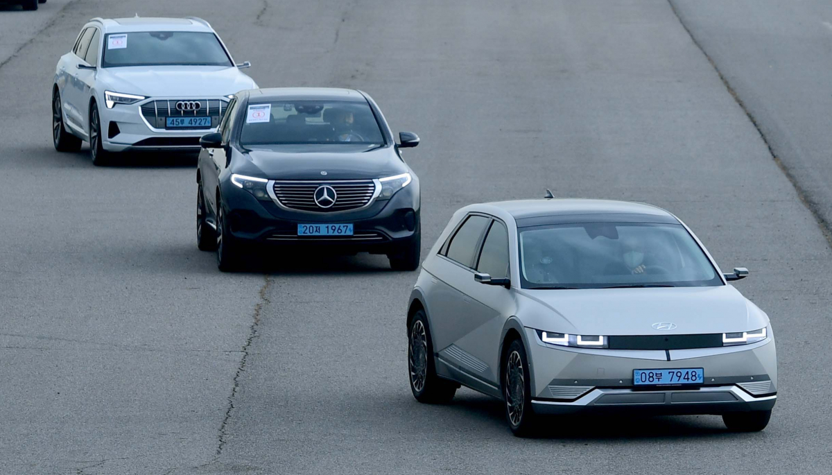 ▲아이오닉 5는 독일 메르세데스-벤츠와 아우디가 내놓은 순수 전기차와 비교해 모자람이 없었다.   (신태현 기자 holjjak@)