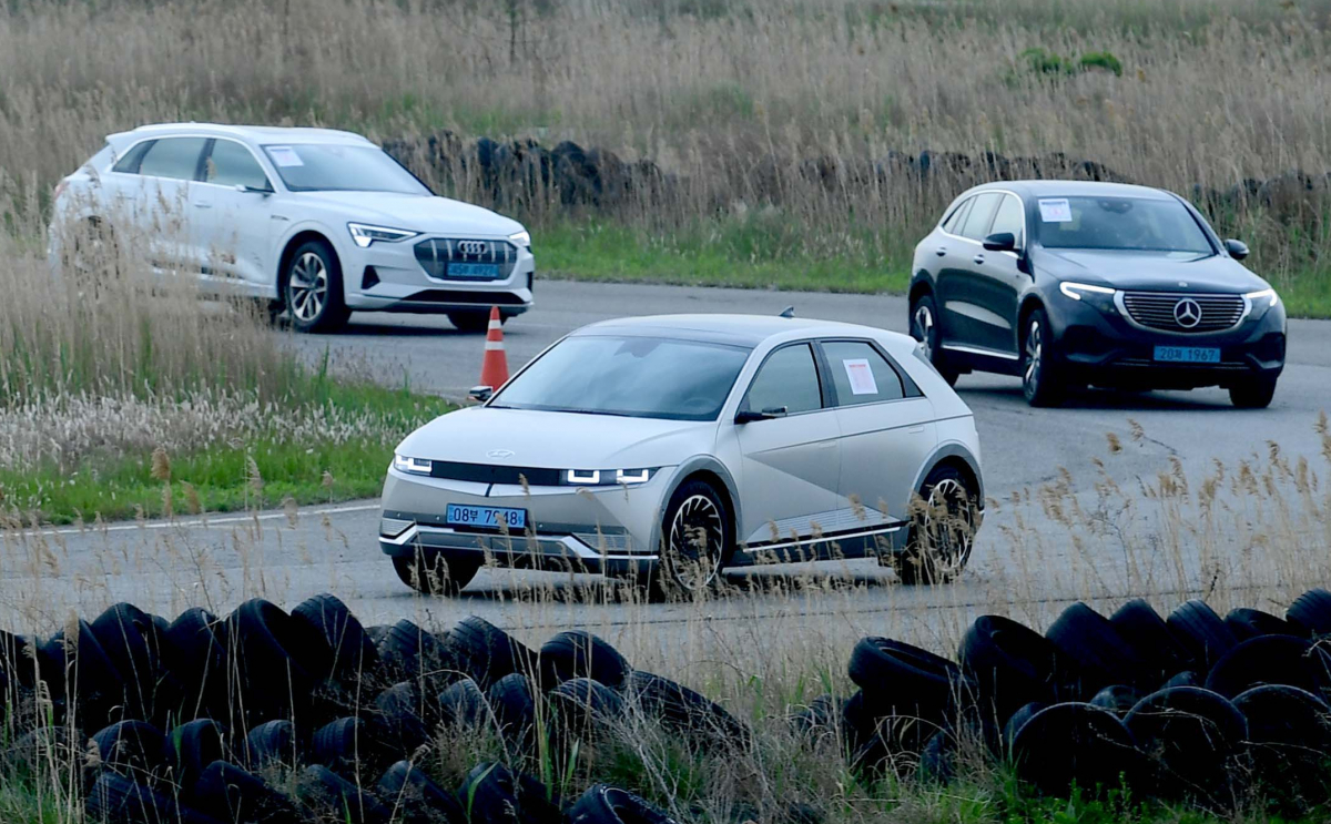 ▲본격적인 조향성능 시험로에 뛰어든 아이오닉 5를 선두로 메르세데스-벤츠 EQC와 아우디 e-트론이 뒤따르고 있다.  (신태현 기자 holjjak@)