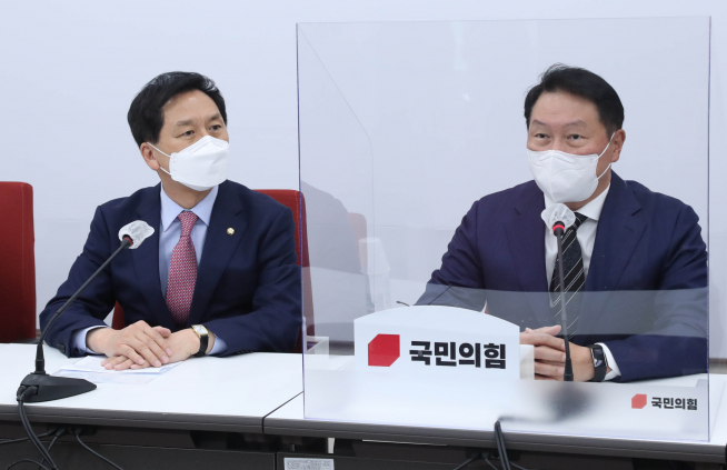 ▲최태원 대한상공회의소 회장이 13일 국회를 방문해 김기현 국민의힘 원내대표에게 인사말을 하고 있다. (사진제공=대한상공회의소)