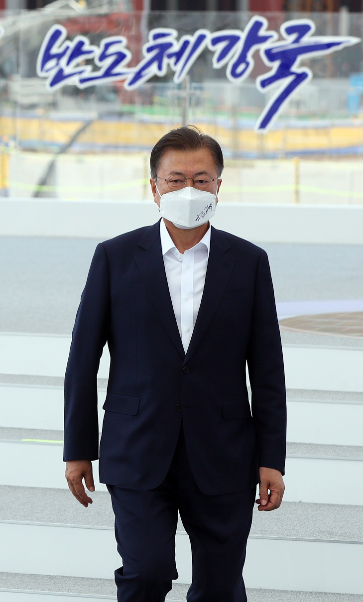 ▲문재인 대통령이 경기도 평택시 삼성전자 평택단지 3라인 건설현장에 마련된 'K-반도체 전략 보고' 대회에서 발언을 마치고 자리로 돌아가고 있다.  (연합뉴스)