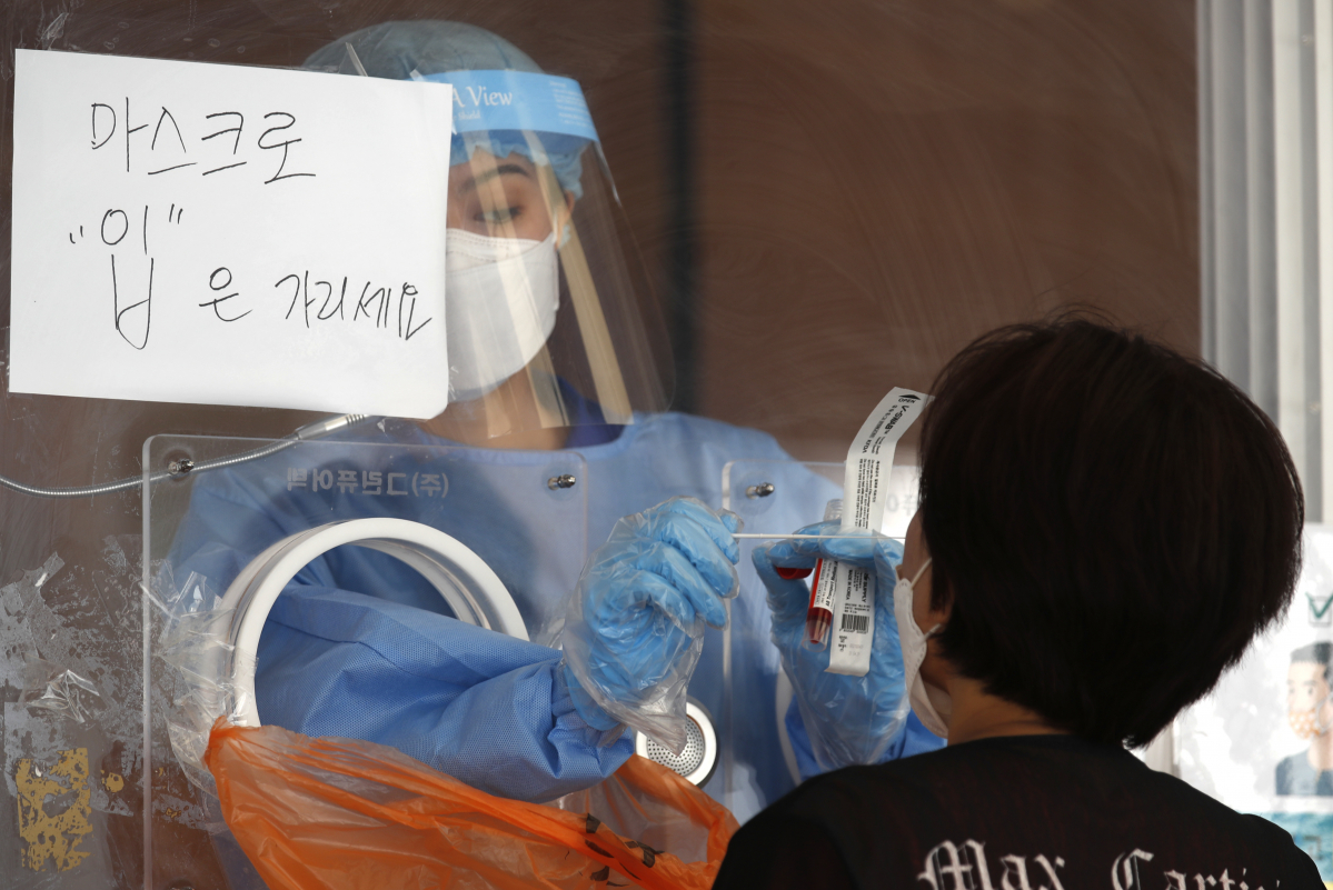 ▲국내 코로나19 신규 확진자가 715명으로 보름 만에 가장 많은 신규확진자가 발생한 13일 오전 서울역 임시선별진료소를 찾은 시민이 코로나19 검사를 받고 있다. (뉴시스)