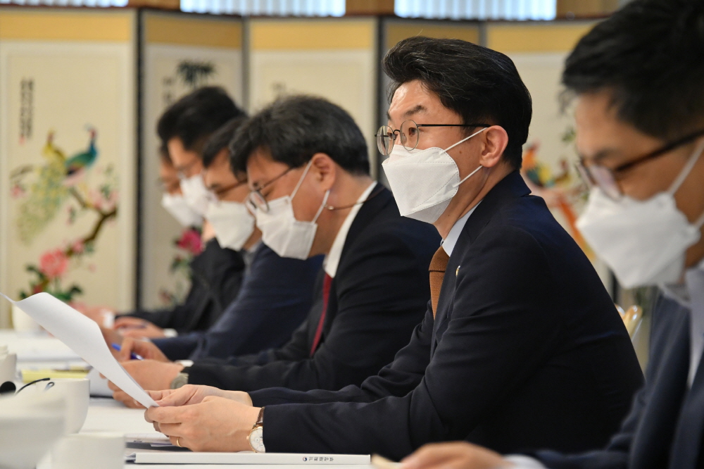 ▲이억원 기획재정부 1차관이 5월 14일 서울 광화문 정부서울청사에서 열린 '제17차 혁신성장 전략점검회의 겸 코로나 정책점검회의 겸 한국판뉴딜 점검 TF 겸 제11차 물가가관계차관회의'를 주재, 모두발언을 하고 있다. (사진제공=기획재정부)