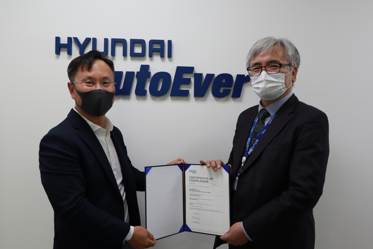 ▲(왼쪽) 임양남 현대오토에버 차량 전장 소프트웨어 사업부장 상무와 (오른쪽) 이장섭 DNV 대표이사.  (사진제공=현대오토에버)