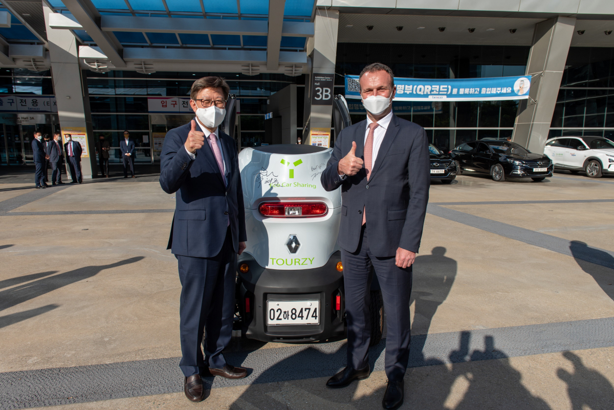 ▲‘투어지’용 트위지 차량에 도미닉 시뇨라 르노삼성 사장(오른쪽)과 박형준 부산시장(왼쪽)이 각각 사인을 한 후 기념 촬영 하고 있다.  (사진제공=르노삼성)