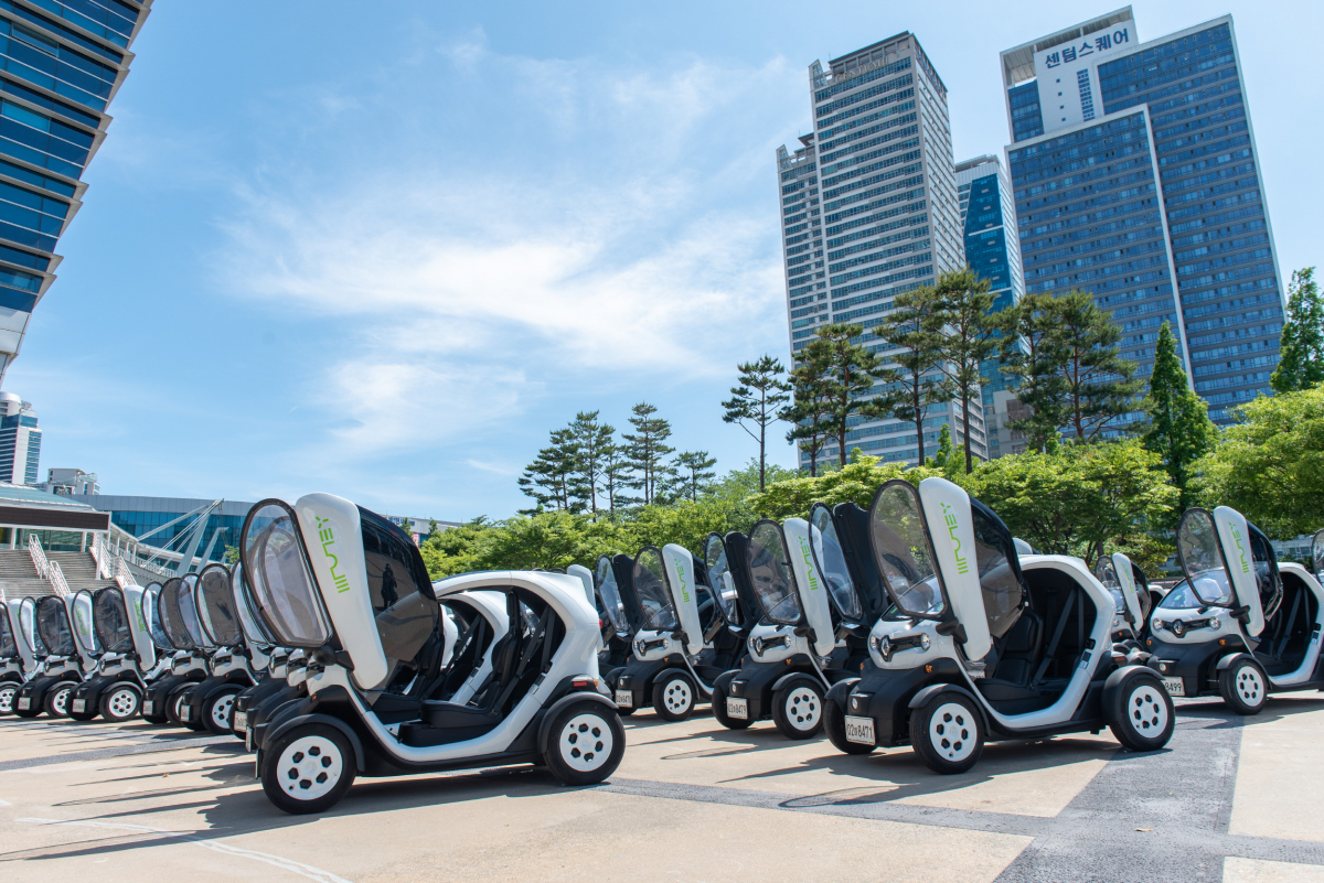 ▲‘투어지’는 트위지 50대를 투입해 벡스코와 오시리아 관광단지를 시작으로 부산시 주요 관광거점에서 서비스를 시작한다.  (사진제공=르노삼성)