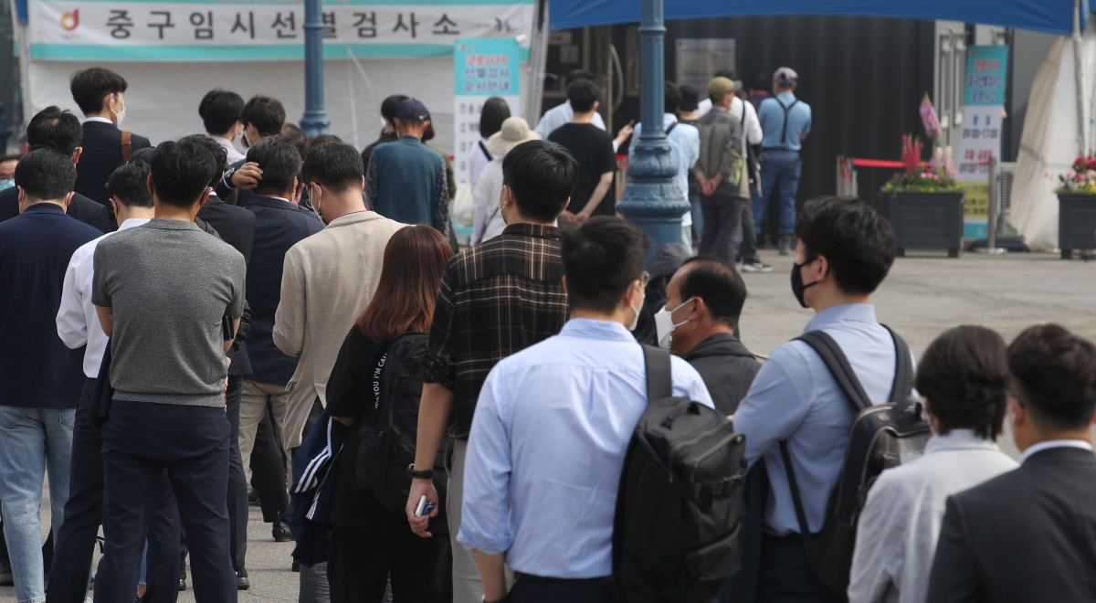 ▲국내 신종 코로나바이러스 감염증(코로나19) 신규 확진자가 이틀 연속 700명대를 기록할 전망인 14일 오전 서울 중구 서울역 임시선별검사소를 찾은 시민들이 검사를 위해 줄을 서고 있다. (뉴시스)
