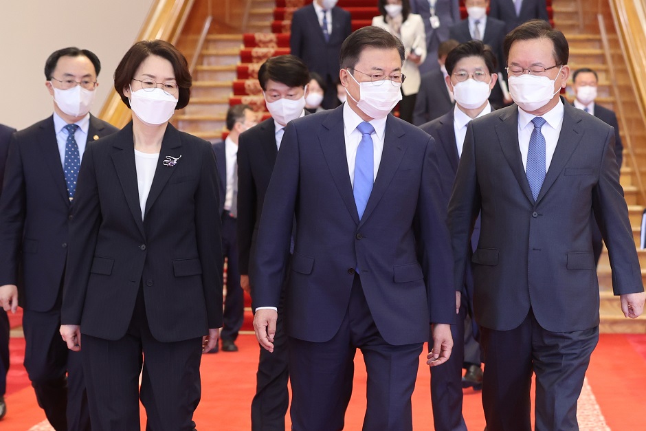 ▲<YONHAP PHOTO-2474> 환담장 이동하는 문재인 대통령    (서울=연합뉴스) 최재구 기자 = 문재인 대통령이 14일 오전 청와대에서 김부겸 신임 국무총리와 장관들에게 임명장을 수여한 뒤 환담장으로 이동하고 있다.      앞줄 왼쪽부터 임혜숙 과기정보통신부 장관, 문재인 대통령, 김부겸 국무총리. 뒷줄 왼쪽부터 문승욱 산업통상자원부 장관, 안경덕 고용노동부 장관, 노형욱 국토교통부 장관. 2021.5.14    jjaeck9@yna.co.kr/2021-05-14 10:38:58/<저작권자 ⓒ 1980-2021 ㈜연합뉴스. 무단 전재 재배포 금지.>