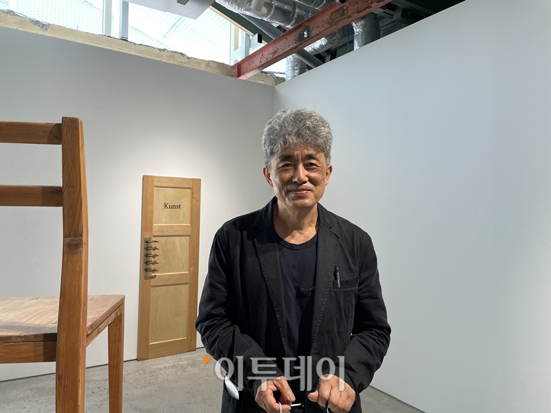 ▲13일 국제갤러리 부산점에서 만난 안규철 작가.  (부산=김소희 기자 ksh@)