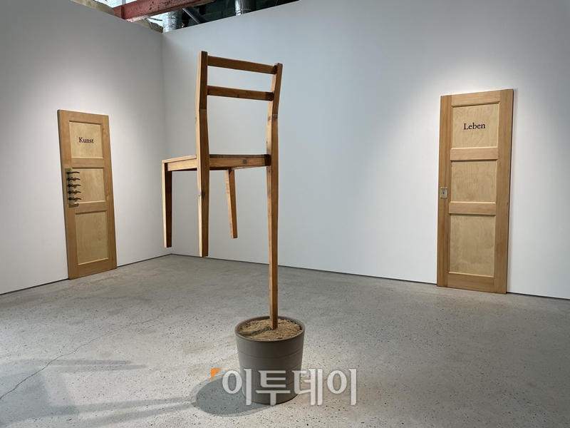▲안 작가의 유학시절 고민이 담긴 '무명작가를 위한 다섯개의 질문 II'(1991/1996/2021). (부산=김소희 기자 ksh@)