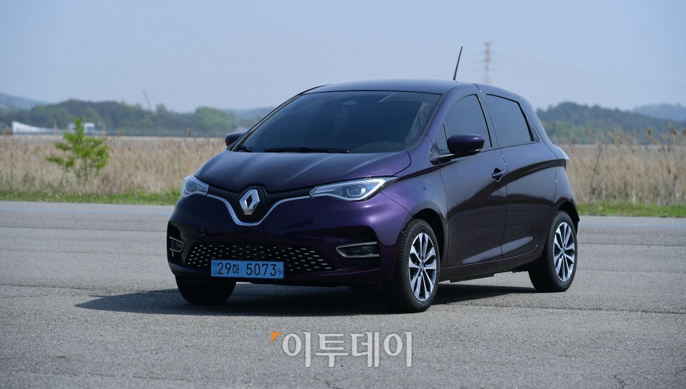 ▲2021 대한민국 스마트 EV 대상 실차 시승평가가 열린 지난달 29일 경기 화성시 한국교통안전공단 자동차안전연구원에 심사대상인 르노 조에가 전시돼 있다.  (신태현 기자 holjjak@)