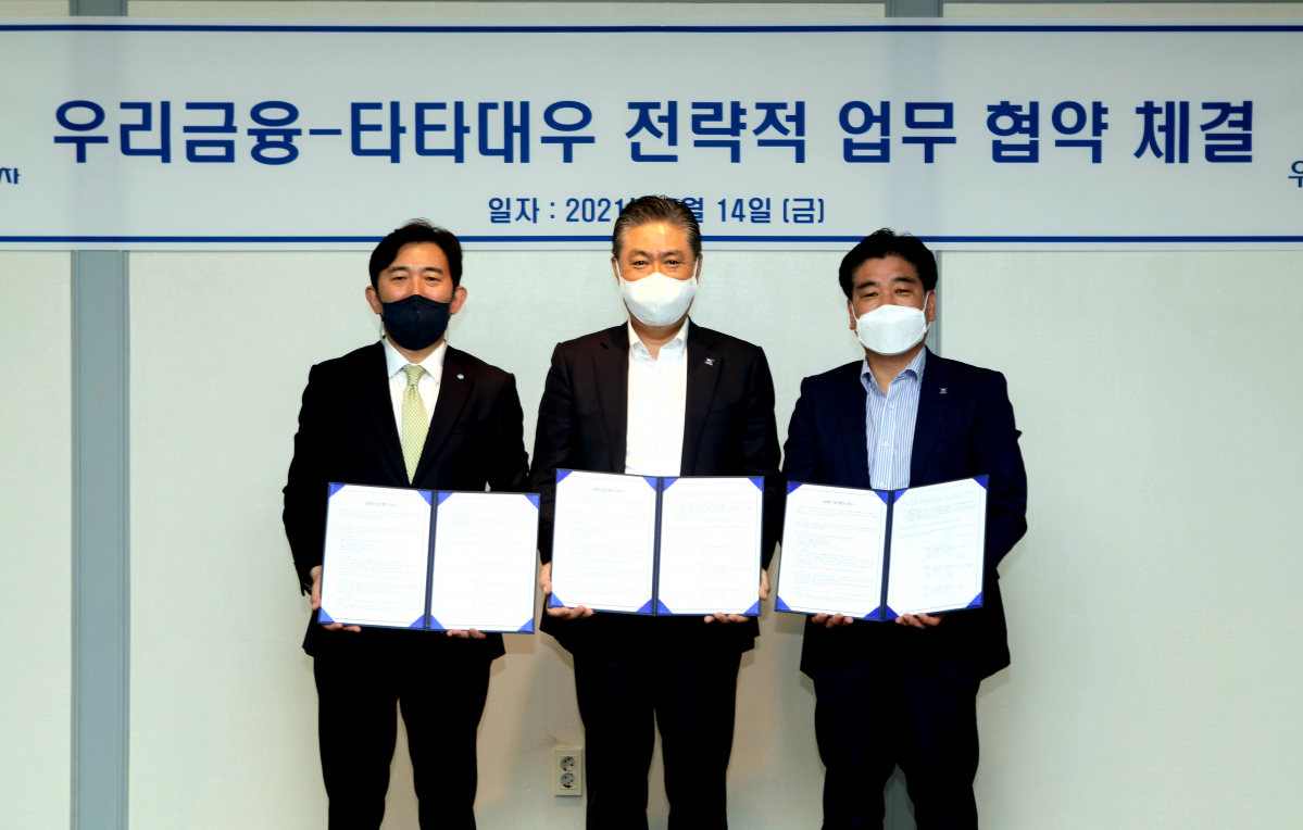 ▲(왼쪽부터)우리금융캐피탈 박경훈 사장, 타타대우상용차 김방신 사장, 타타대우상용차판매 김정우 대표이사가 업무협약 체결 뒤 기념촬영을 하고 있다.