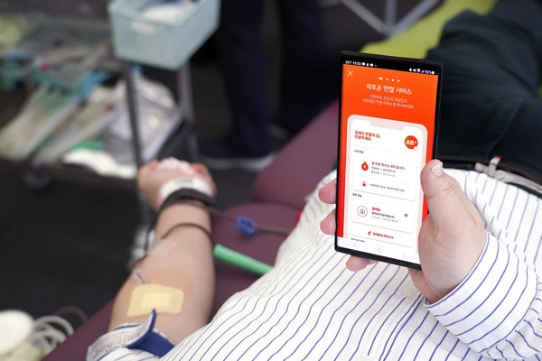 ▲SKT는 헌혈자 건강관리 서비스 ‘레드커넥트’를 통해 재헌혈율 향상에 기여 하고 있다. ‘레드커넥트’는 헌혈을 한 뒤 자신의 혈액검사 결과로 건강 상태를 관리하는 스마트 헌혈 앱 기반 서비스다. (사진제공=SK텔레콤)