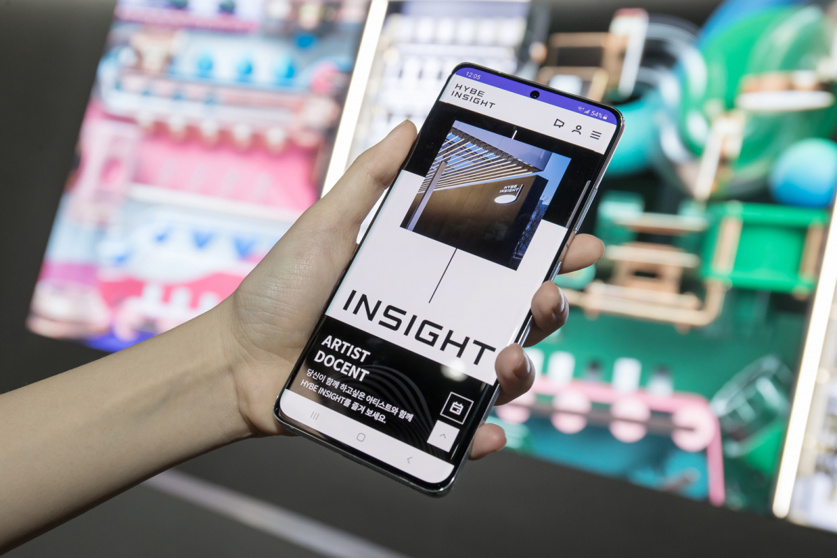 ▲ '아티스트 도슨트' 등 관람객에게 전시 경험을 제공하는 '갤럭시 S21' 시리즈 (사진제공=삼성전자)