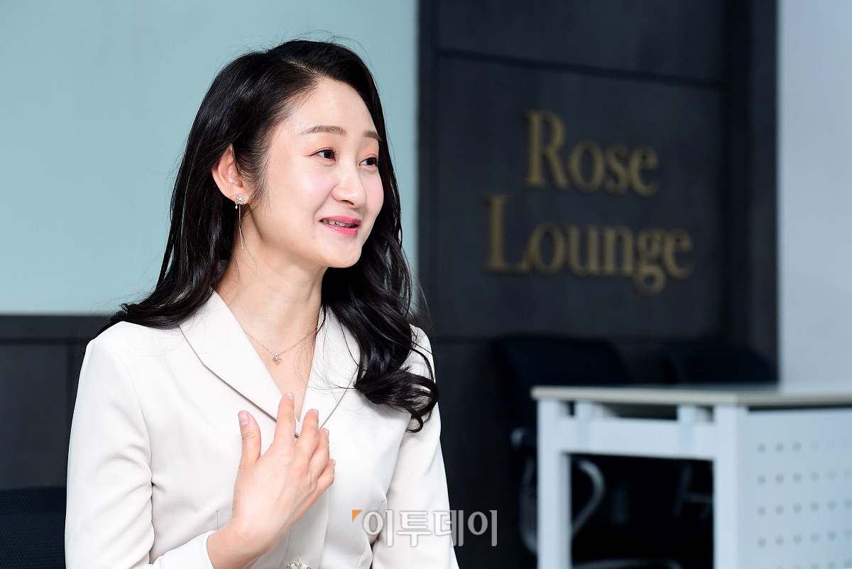 ▲정 대표를 부동산의 길로 안내한 책은 로버트 기요사키의 '부자 아빠 가난한 아빠'였다. 그는 이 책을 계기로 부동산을 공부하고 이제는 다른 사람의 '내 집 마련'을 위한 멘토가 돼 기쁘다고 말했다. (신태현 기자 holjjak@)