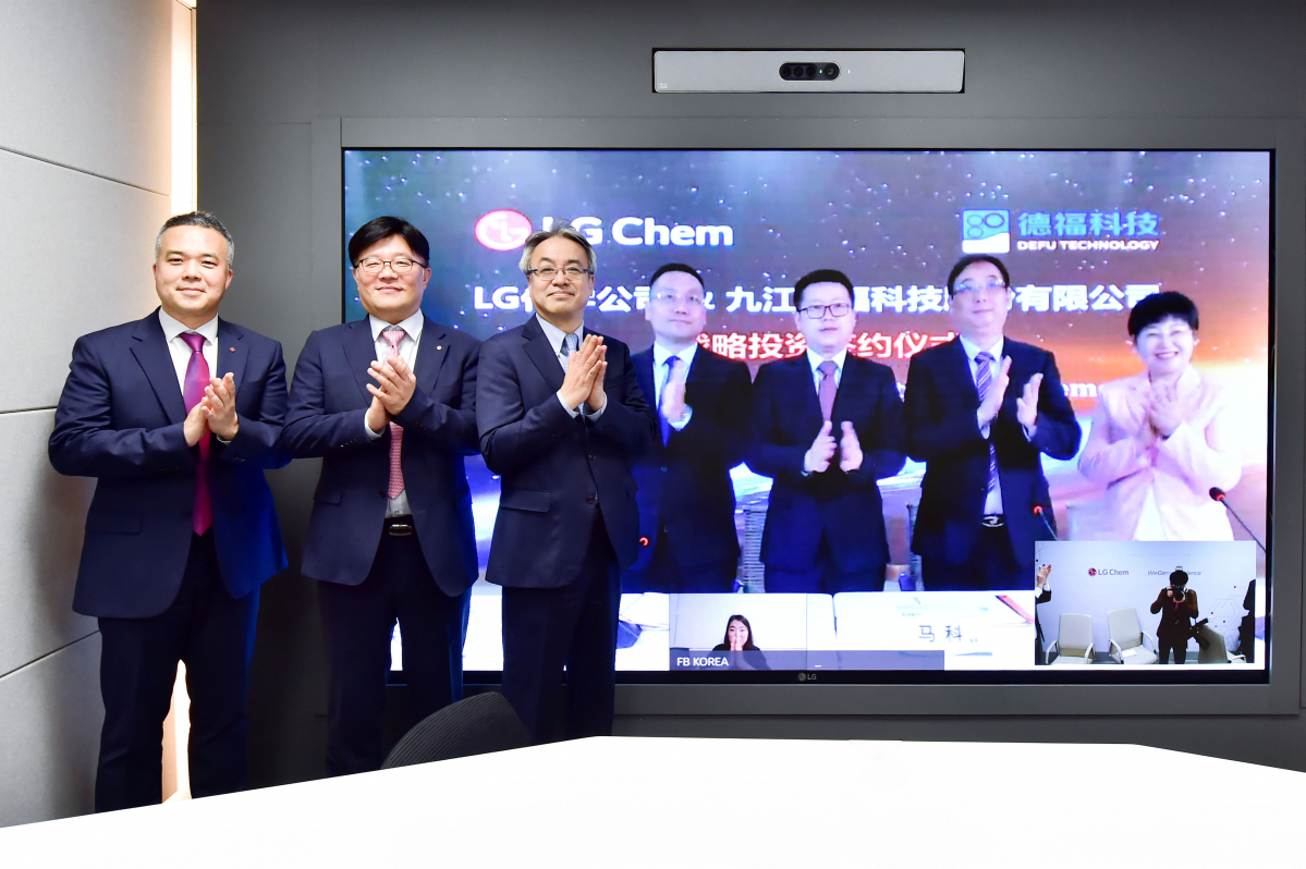 ▲남철(왼쪽 세 번째) LG화학 전무와 Ma Ke(마 케) 더푸 동사장(우측 2번째)이 16일 '지분투자 체결식'에서 기념사진을 촬영하고 있다 (사진제공=LG화학)