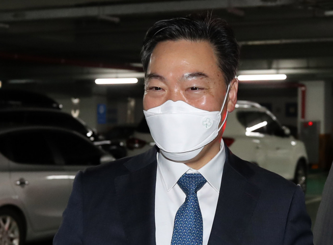 ▲김오수 검찰총장 후보자가 12일 오전 청문 준비 사무실이 마련된 서초구 서울 고검으로 출근하고 있다. (연합뉴스)