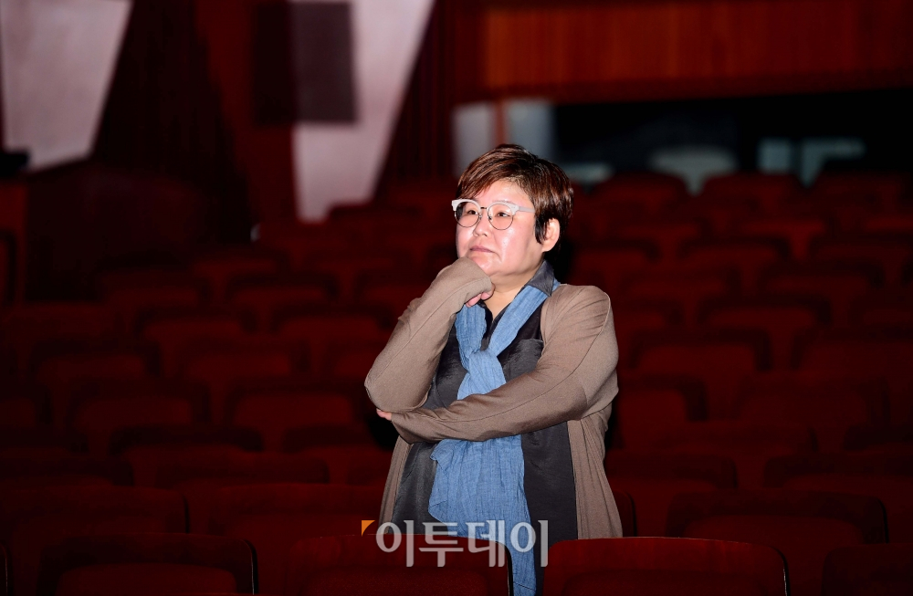 ▲문삼화 서울시극단 단장이 11일 서울 종로구 세종문화회관에서 이투데이와 인터뷰에 앞서 포즈를 취하고 있다. 신태현 기자 holjjak@ (이투데이DB)