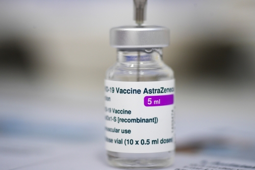 ▲영국 제약사 아스트라제네카의 신종 코로나바이러스 감염증(코로나19) 백신이 놓여 있다. 로이터연합뉴스
