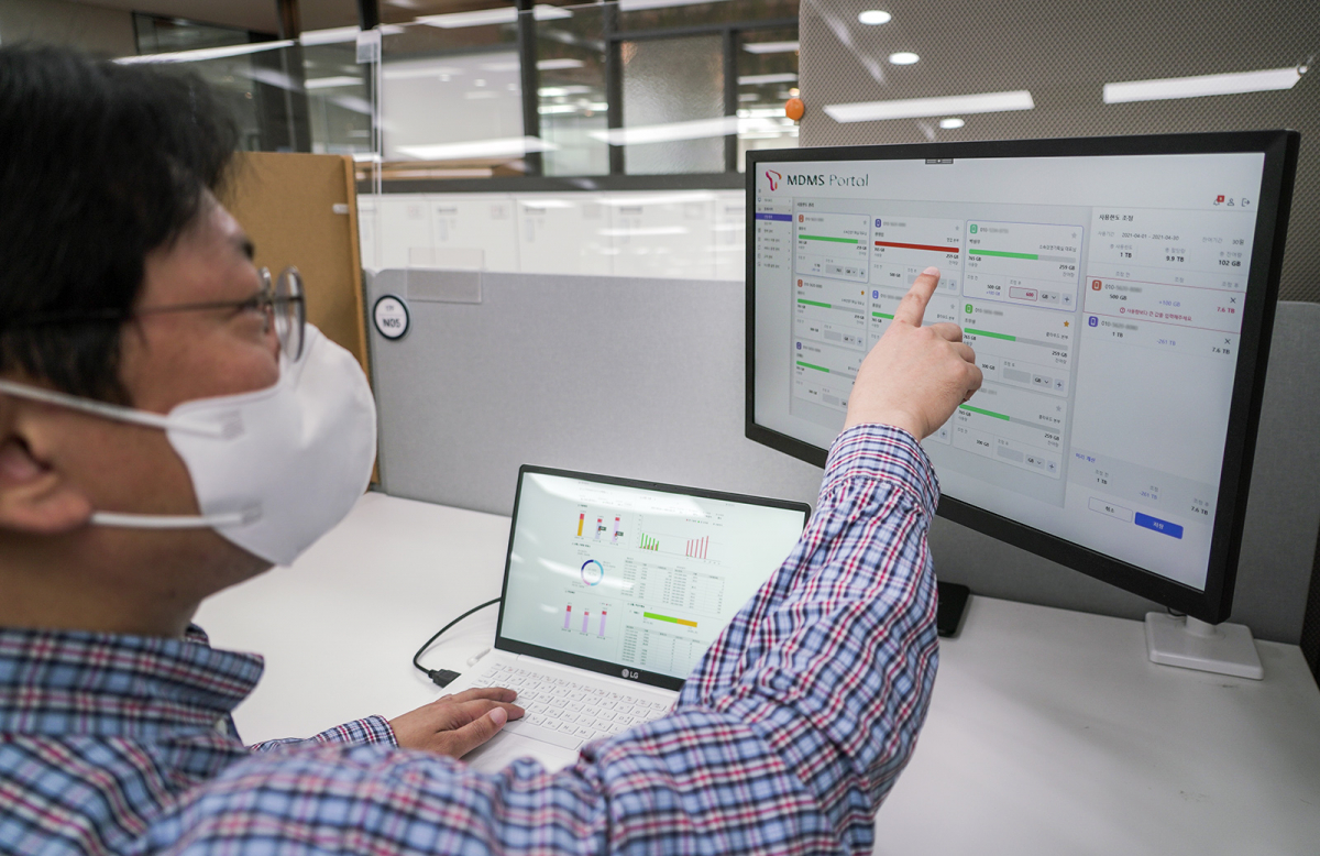 ▲ SKT가 개발한 사용자 관리 시스템 ‘MDMS’를 통해 고객사 관리자가 등록된 단말을 통합 제어하고 있다. (사진제공=SKT)