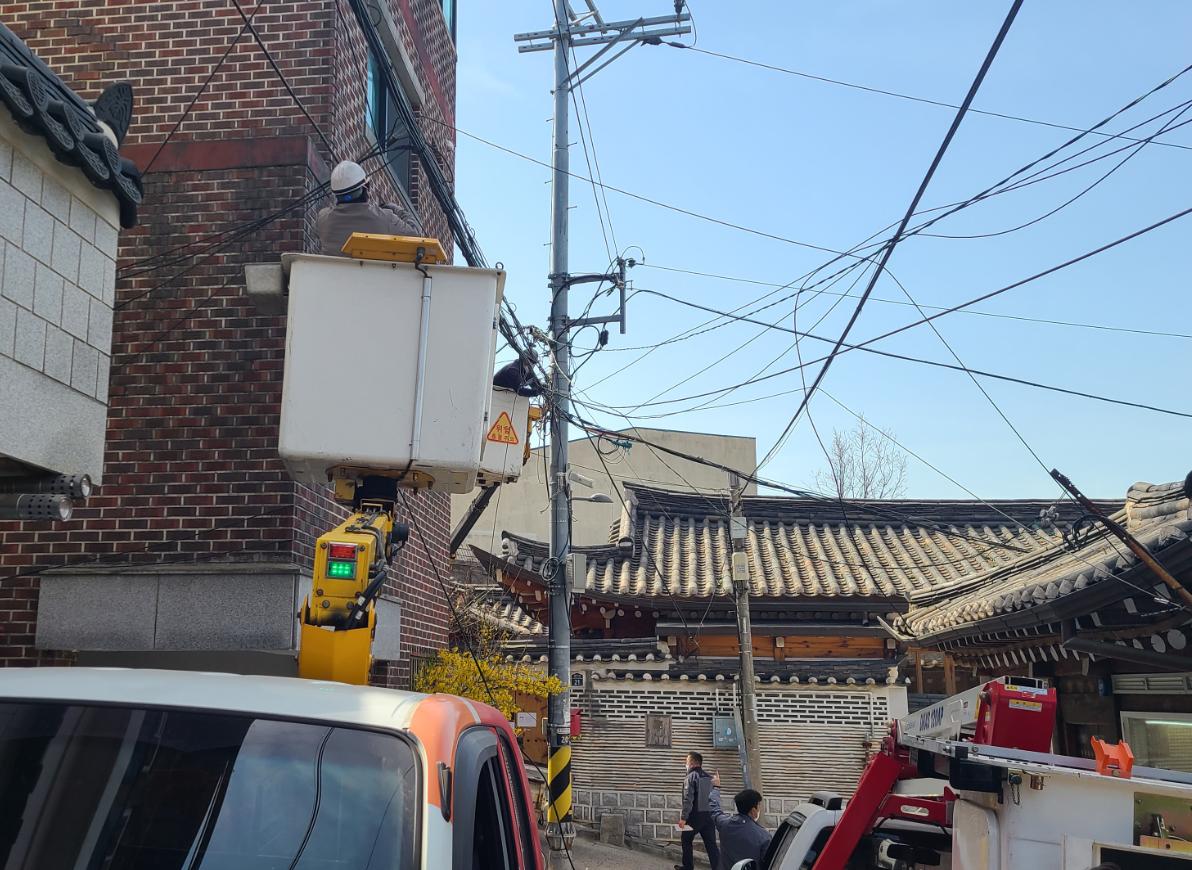 ▲공중케이블 합동정비하는 모습. (사진제공=종로구)