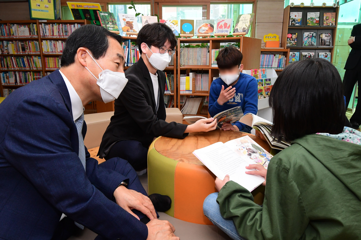 ▲서대문구 고은초등학교 도서관에서 문석진 구청장(왼쪽)과 윤진섭 디지털튜터가 학생들과 이야기를 나누고 있다. (고이란 기자 photoeran@)