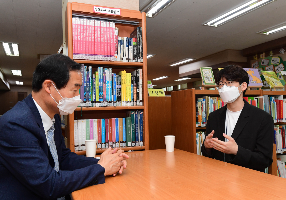 ▲서대문구 고은초등학교 도서관에서 문석진 구청장(왼쪽)과 윤진섭 디지털튜터가 이야기를 나누고 있다. (고이란 기자 photoeran@)