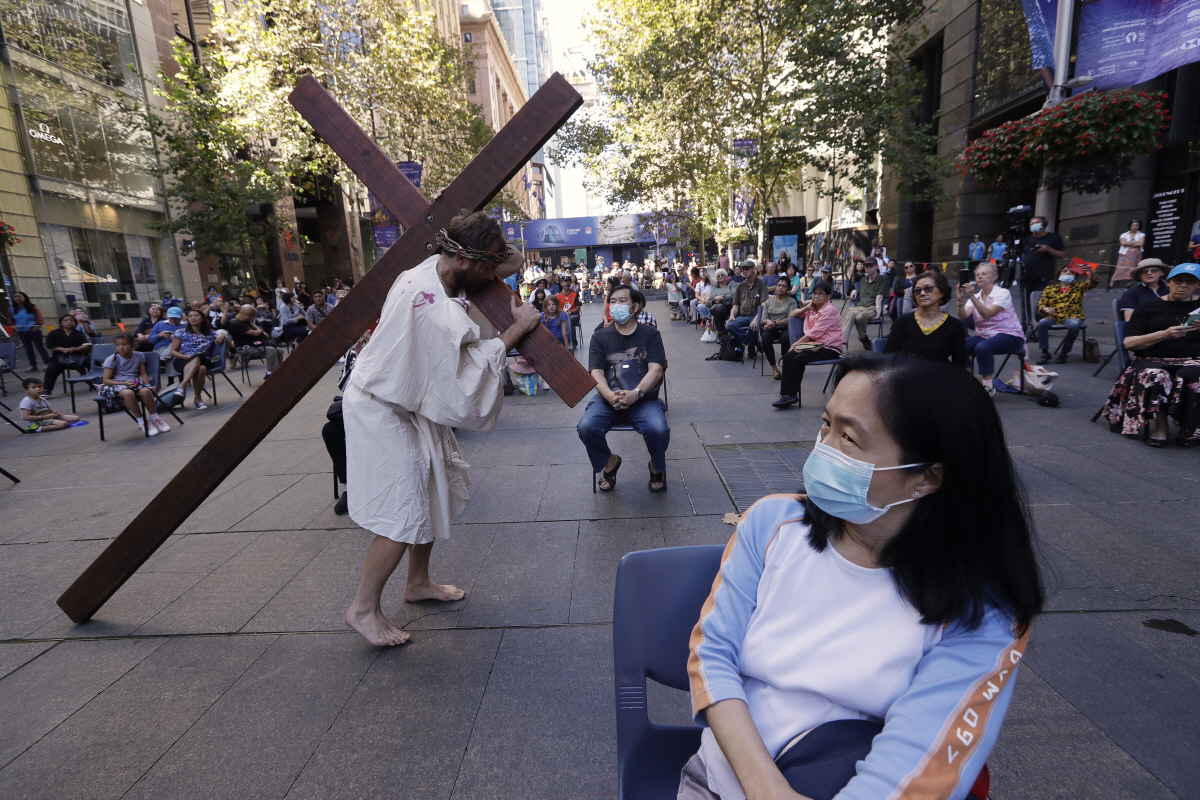 ▲호주 시드니 시민들이 지난달 2일 굿 프라이데이를 맞아 마스크를 낀 채 외출하고 있다. 시드니/AP뉴시스
