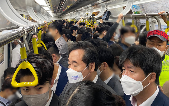 ▲더불어민주당 이낙연 전 대표가 17일 김포시 장기역에서 김포공항역까지 김포골드라인을 탑승하고 있다. 앞서 인천 검단·경기 김포 시민들로 구성된 김포검단교통시민연대는 출·퇴근 시간대 극도로 혼잡한 경전철을 직접 경험해보는 '김포골드라인 릴레이 챌린지'를 제안했다. (사진=이낙연 전 대표 측 제공) 