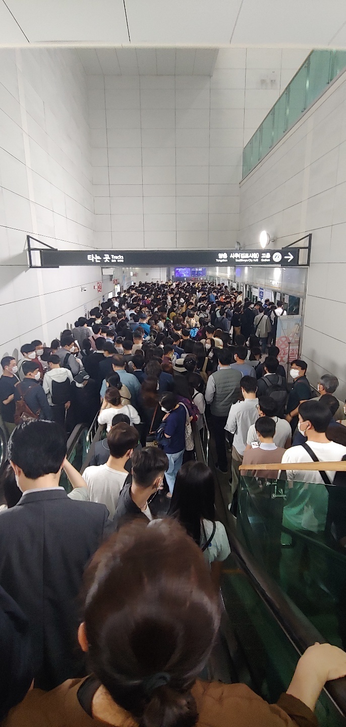 ▲김포 골드라인 승강장에서 사람들이 열차를 기다리고 있다. (사진제공=김포검단교통시민연대)