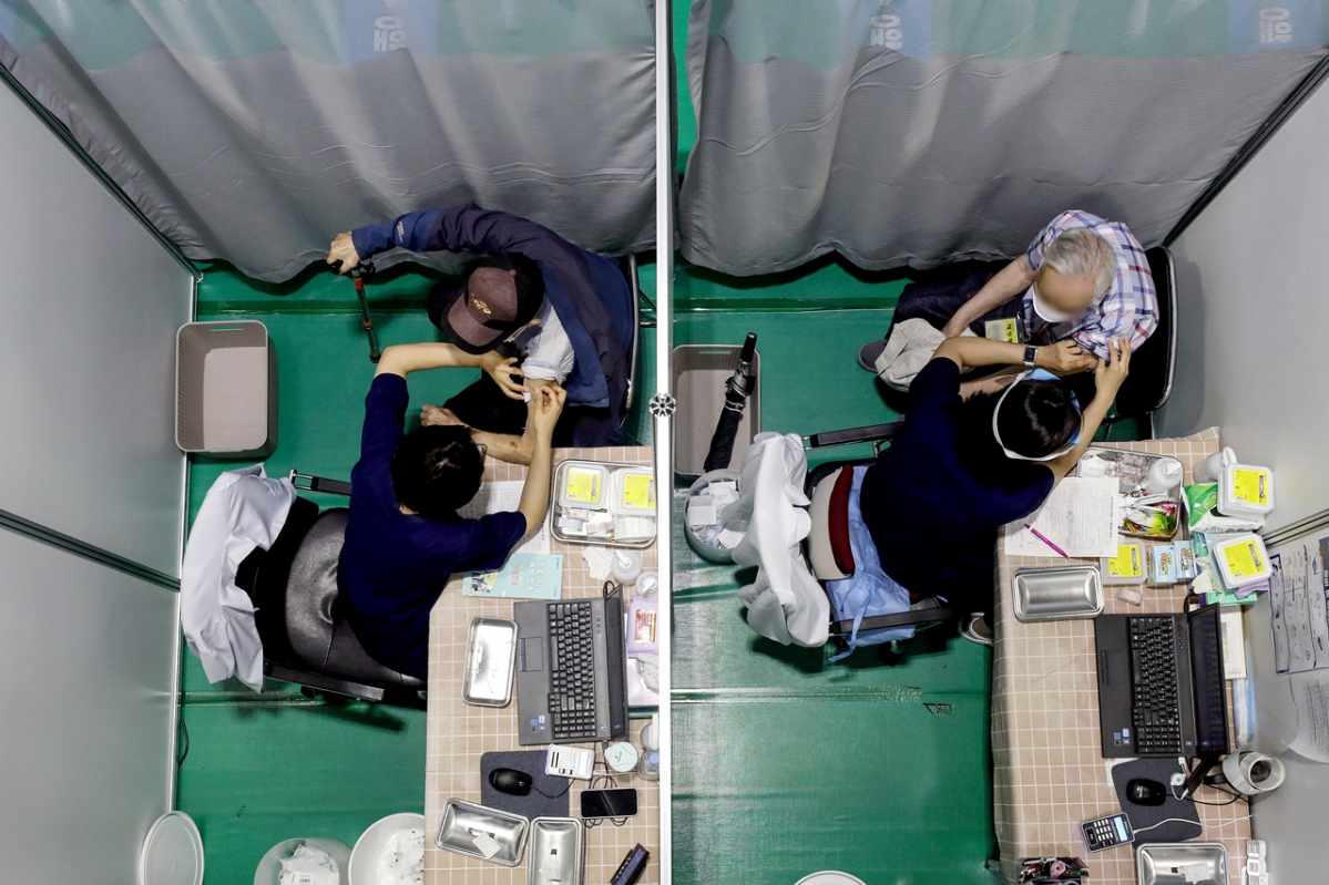 ▲7일 오전 서울 서대문구 예방접종센터에서 어르신들이 코로나19 백신 접종을 받고 있다. (뉴시스)