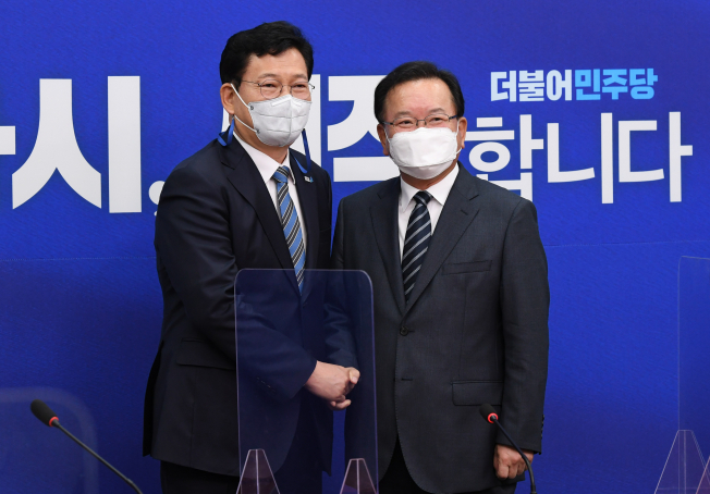 ▲더불어민주당 송영길 대표(왼쪽)가 17일 서울 여의도 국회에서 예방한 김부겸 신임 국무총리를 맞아 기념촬영하고 있다.    (연합뉴스)
