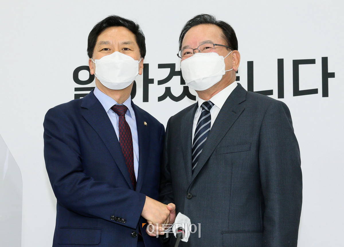 ▲김부겸 국무총리가 17일 서울 여의도 국회에서 국민의힘 김기현 대표 권한대행 겸 원내대표를 예방해 기념촬영을 하고 있다. (국회사진취재단)