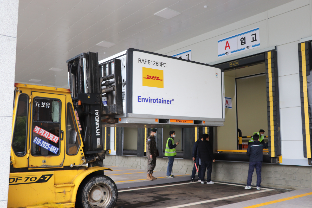 ▲경북 안동 SK바이오사이언스 공장에서 출하된 아스트라제네카(AZ) 코로나19 백신이 5월 17일 오후 경기도 이천시 물류창고에 도착하고 있다. 뉴시스