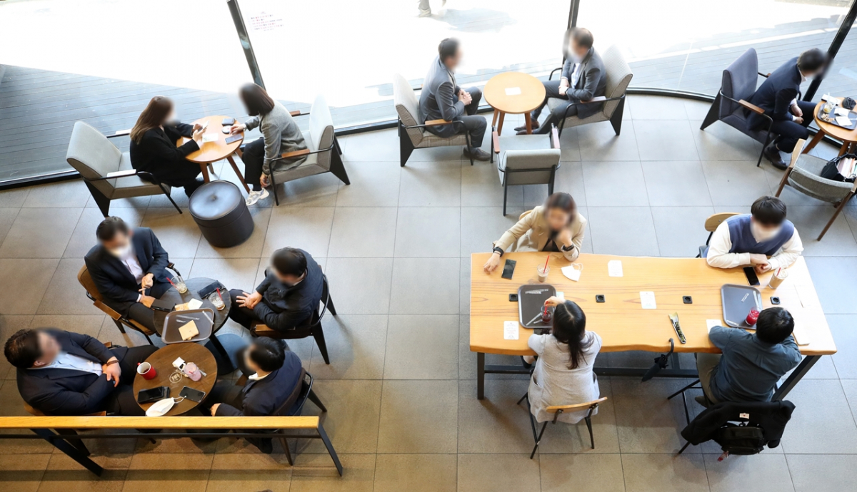 ▲서울 서초구의 한 커피전문점에서 시민들이 음료를 마시고 있다.  (뉴시스)