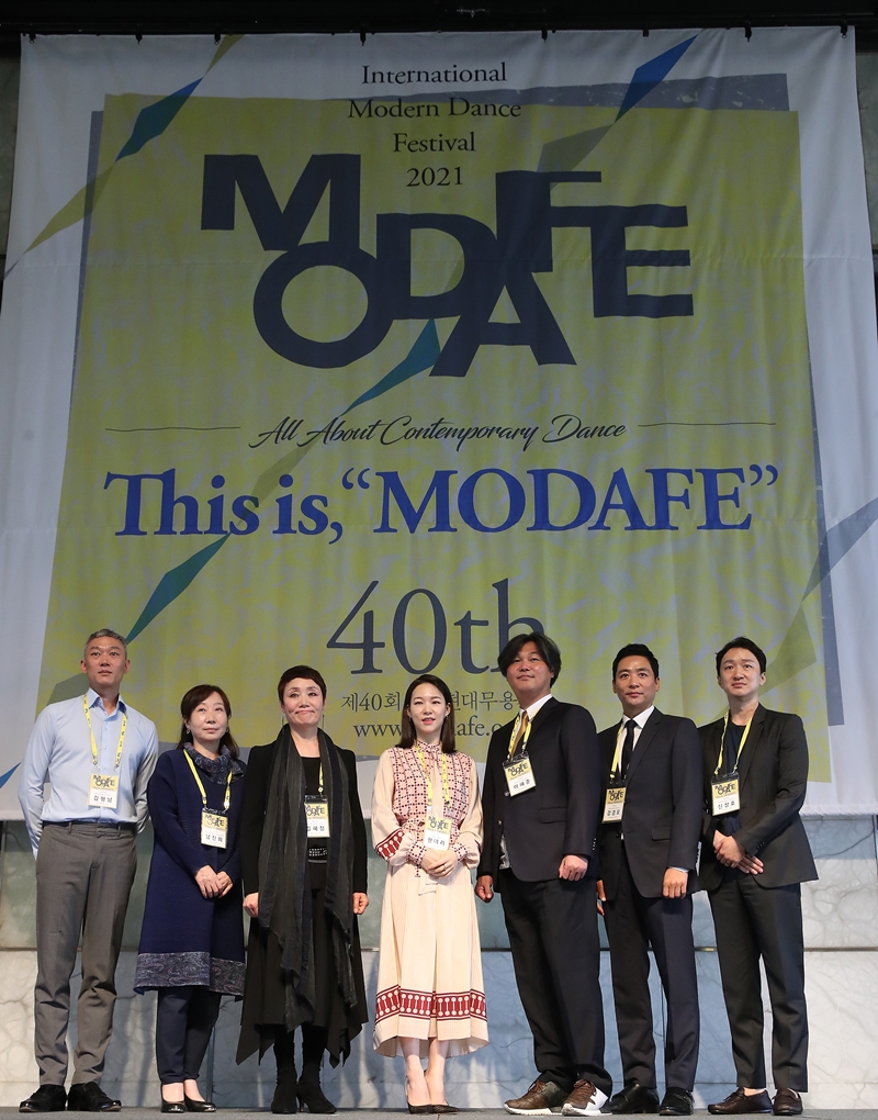 ▲18일 오전 서울 중구 더플라자호텔에서 열린 '제40회 국제현대무용제(MODAFE 2021)' 기자간담회에서 조직위 운영진 등이 기념촬영하고 있다. 왼쪽부터 김형남 모다페 운영위원, 남진희 모다페 운영위원장, 김혜정 모다페 예술감독, 홍보대사 배우 한예리, 이해준 모다페 조직위원장, 강경모 모다페 운영위원, 신창호 모다페 운영위원.  (연합뉴스)