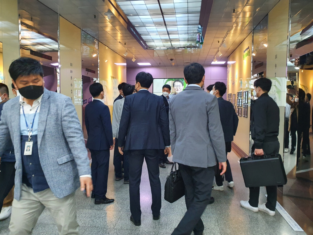 ▲조희연 서울시교육감의 해직교사 특별채용 의혹과 관련, 18일 오전 고위공직자범죄수사처(공수처)와 경찰이 압수수색을 위해 서울 종로구 서울시교육청으로 들어가고 있다. (손현경 기자)