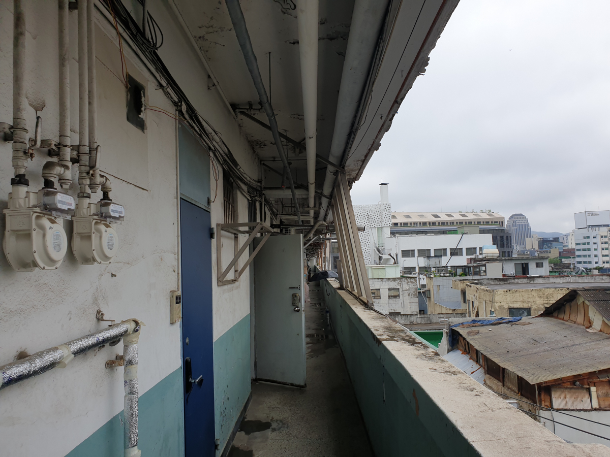 ▲동대문상가아파트 복도 모습. 심민규 기자. wildboar@