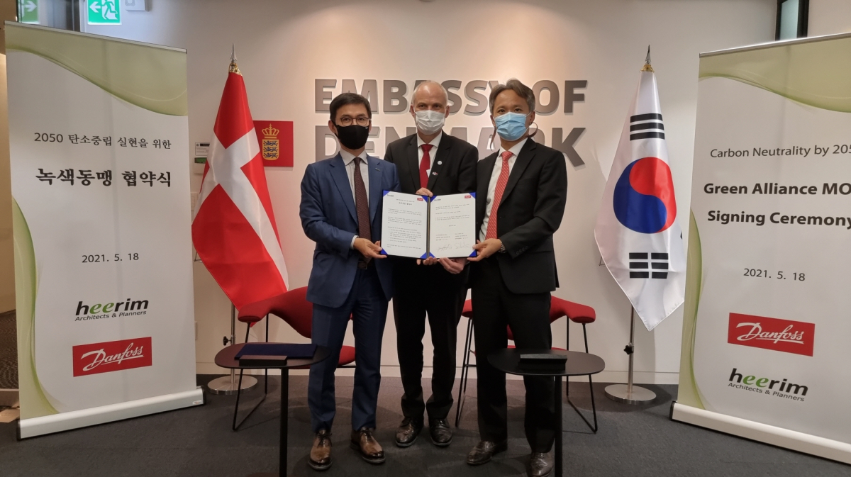 ▲18일, 서울 주한덴마크대사관에서 아이너 옌센 주한덴마크대사(중앙)가 참석한 가운데 희림 정영균 총괄대표(좌)와 댄포스 김성엽 동북아대표가 양사간 '녹색동맹 업무협약'을 체결하고 있다. (사진= 희림 제공)