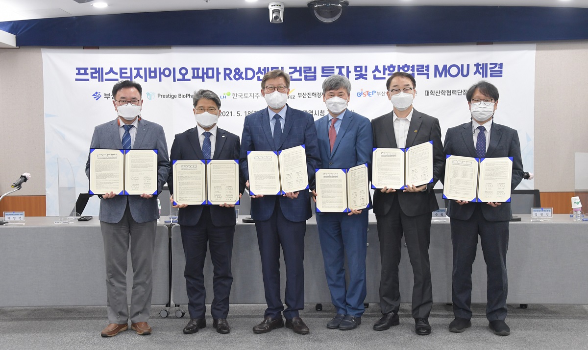 ▲(왼쪽부터 순서대로)이임건 산학협력협의회장, 장충모 LH 부사장, 박형준 부산시장, 김진우 프레스티지바이오파마 부회장, 하승철 부산진해경제자유구역청장, 김병진 산업과학혁신원장이 18일 명지국제신도시 바이오 R&D센터 건립을 위한 MOU를 체결한 뒤 기념촬영을 하고 있다. (사진제공=한국토지주택공사(LH))