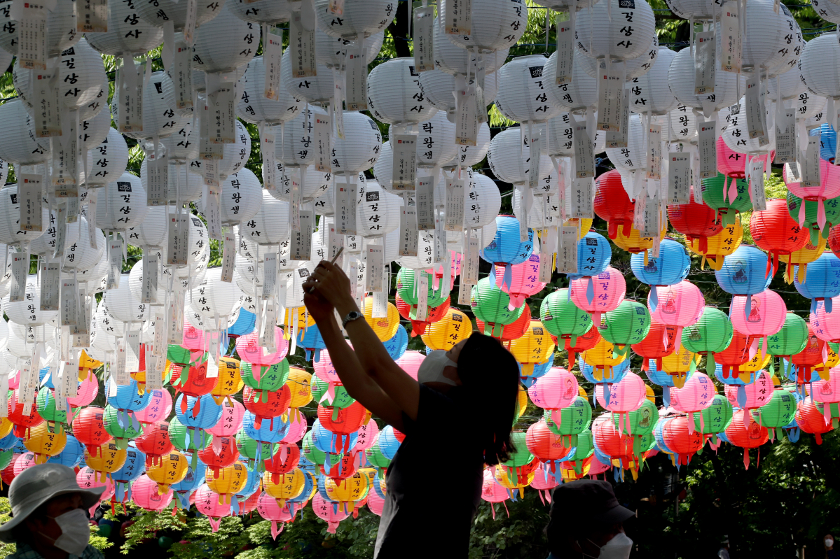 ▲18일 오후 서울 길상사를 찾은 시민이 연등을 촬영하고 있다. (뉴시스)