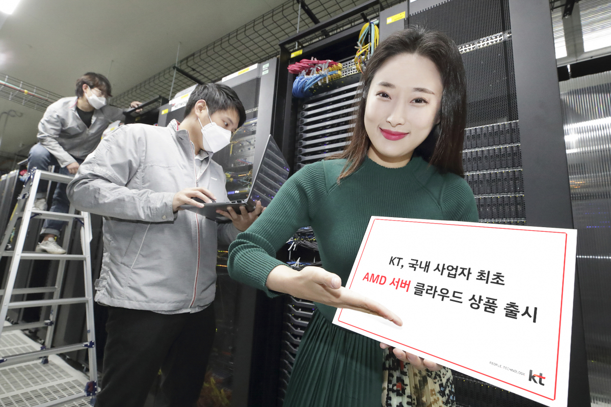 ▲KT 모델이 AMD 프로세서 기반 클라우드 상품 출시를 홍보하고 있다. (사진제공=KT)