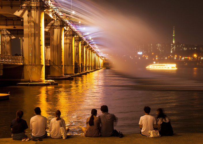 ▲한강 공원의 금주 구역 지정을 두고 "안전과 코로나19 확산 방지를 위해 금지해야 한다"는 의견과 "규제는 과도하다"는 의견이 맞서고 있다. (게티이미지뱅크)