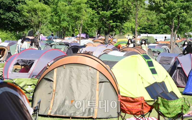 ▲지난 19일 서울 여의도 한강공원에서 시민들이 텐트를 치고 휴일을 보내고 있다.  (고이란 기자 photoeran@  )