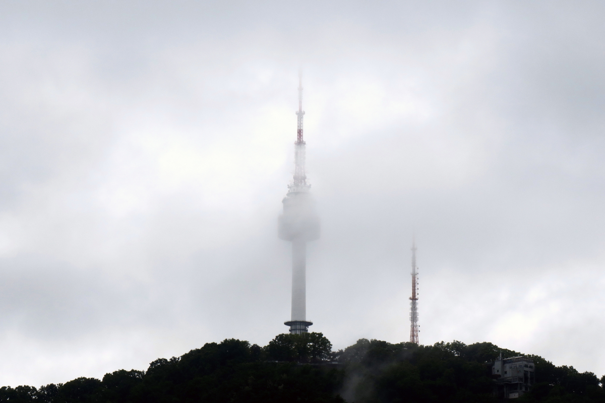 ▲서울 남산 서울타워가 안개로 덮혀있다. (뉴시스)